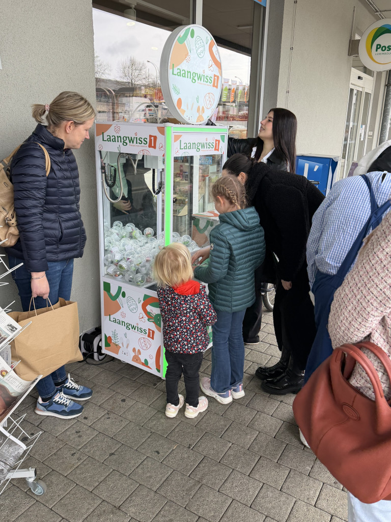 Des enfants participent à l’animation de Pâques au Laangwiss 1