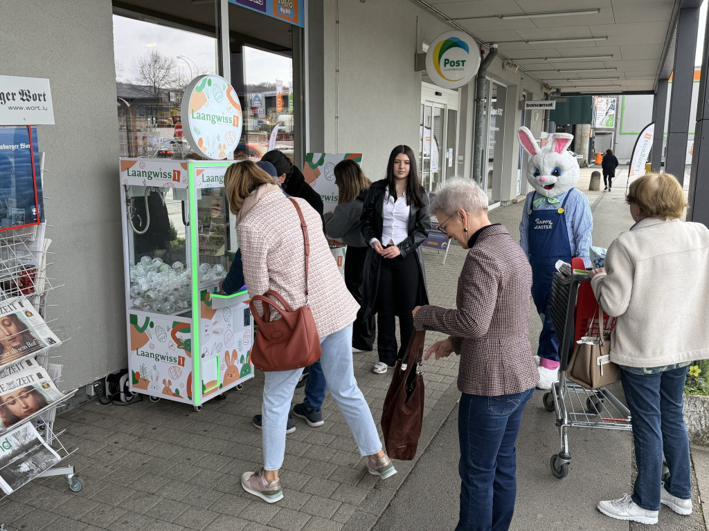 Des visiteurs profitent de l’animation de Pâques au Laangwiss 1