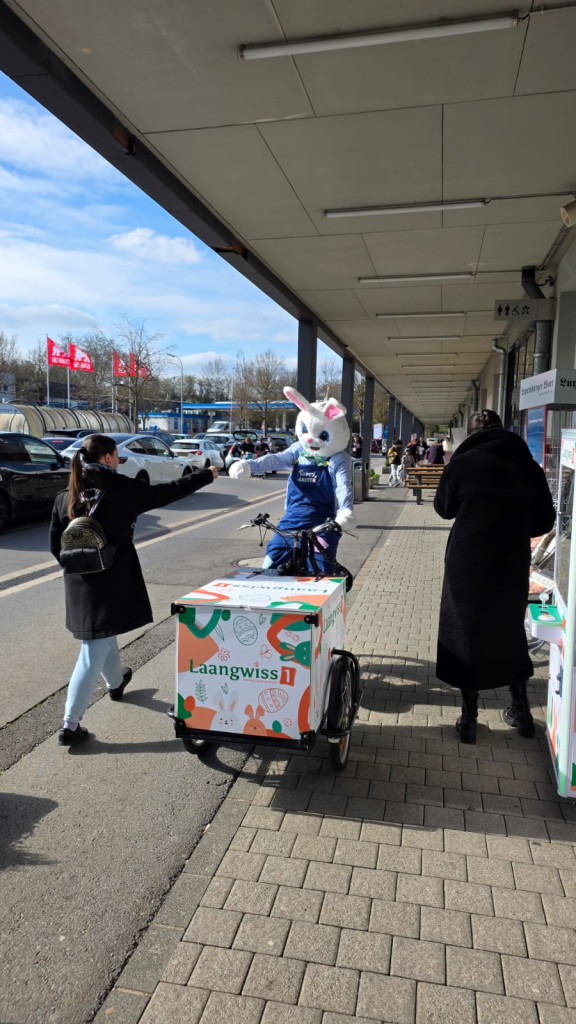 Le Lapin de Pâques sur son triporteur au Laangwiss 1